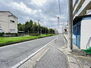 松戸市三ケ月　中古戸建て 前面道路は歩道があり、小さなお子様がいらっしゃるご家族にも心強い立地です。
