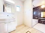 豊川市一宮町２３ー１期　３号棟 3面鏡タイプの洗面化粧台です。鏡面裏の収納に小物を整理して置くことができます。