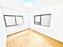 静岡市葵区平和１丁目　中古戸建 寝室にもご利用いただける居室スペースです。