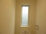 新築戸建　岡山市南区福富東ＩＩＩ 手洗いスペースが一体型のトイレ。窓から採光有り。