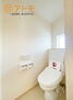 富士市松岡５期　新築戸建て　２号棟 窓があり換気もすぐにできる、清潔感のあるトイレです♪