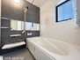 横浜市港南区東永谷３丁目　新築戸建 浴室（同仕様参考写真）・足を伸ばして寛げるゆったりとした広さのユニットバス。ヒートショック対策にも嬉しい浴室暖房乾燥機完備です。