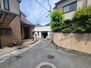 東大阪市立花町　中古一戸建て 前面道路は閑静な住宅地の車通りの少ない道路です。