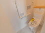 こちらは温水洗浄便座付きです。シンプルな色になっているのでお家の中でも落ち着ける空間の一つです。