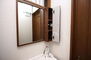 泉南市信達市場 洗面台の鏡横には、便利な収納棚が付いています。