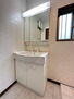 鎌ケ谷市東鎌ケ谷１丁目　中古戸建 鏡面裏が収納となっており洗面小物もすっきりと収納できる洗面台です 