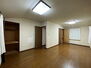 長府侍町 2F洋室12帖。ドアと収納が2カ所にあるので2部屋に区切って使うこともできます