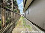 鎌倉市城廻 駐車スペースからは、裏手のお庭に向かえます。
