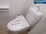 新築戸建　奈良市南京終町２２－１期 お手洗いはシャワートイレ完備！窓は換気や採光に役立ちます。