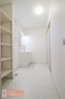 日光市土沢２２－Ｐ１　６号棟 【脱衣所】現地完成写真。洗面脱衣所はゆったりとしたスペースで使いやすいです。