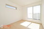 日光市土沢２２－Ｐ１　６号棟 【寝室】現地完成写真。明るい採光の入る主寝室です。