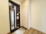 川口市大字神戸　中古戸建 自然光が取り込まれ明るい玄関は収納もあるのでスッキリした衛生的な空間を保てそう