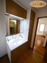 加古郡播磨町宮西　中古戸建 三面鏡タイプの洗面台です。シャワーノズル付きですので、お忙しい朝の支度も大助かりですね。