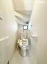 新築戸建　いろどりアイタウン愛荘町愛知川 ■1階トイレウォシュレット機能付きのトイレです！窓もあり換気もバッチリ♪白を基調とした清潔感のあるトイレとなっています！！