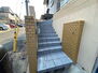 深草大亀谷東安信町　中古戸建 高台でも階段はそこまで多くないです！少し登ればすぐに玄関です。