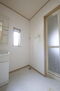 佐野市米山南町　中古住宅 洗濯機置き場　洗面室　窓があるので換気もしやすいですね　ドラム式洗濯機も置けるスペースがあります　