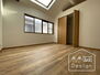 京都市南区唐橋井園町　中古戸建住宅 約8帖の広さの洋室です♪フローリングのお部屋につき、お掃除も楽々に可能です♪