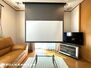 桜ヶ丘（大和市上和田） 埋め込み式スクリーンのホームシアターをリビングに設置、自宅にいながら映画館のような映像とサウンドを楽しめます。
