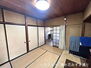 迎山町　中古戸建 東側6帖和室・・・畳に直接座る昔ながらの日本のライフスタイルは、天井までの空間を広く感じることができるため、開放感のあるリラックス空間を作りだしてくれる効果があります(^^♪