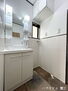 海部郡蟹江町八幡２丁目　中古一戸建て 白を基調とした洗面所は清潔感があり、気持ちよく使用することができます。収納スペースをたっぷりと確保しているので、ストックの保管も綺麗にすることができます。