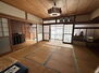 浦崎町　土地建物 玄関横にある和室です。こちらは来客を迎える際に使いやすく、お客様にくつろいでいただけるスペースになります。伝統的で落ち着いた雰囲気の和室。住まい全体に、格式高い和の趣を添えてくれます。