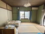 浦崎町　土地建物 二面採光で日当たりの良い和室です。畳の柔らかな質感がリラックスした空間を作り出してくれます。セカンドリビングや寝室、子供部屋など、ご家族の形態に合わせて、様々な使い方が出来そうですね。