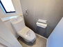 三春町５丁目　３号棟 シャワー洗浄機能付のトイレは、清潔感が印象的な空間ですね。