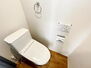 麻生区細山７丁目 シャワー洗浄機能付のトイレは、清潔感が印象的な空間ですね。