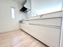 横須賀市長浦町第１　新築　３号棟 白を基調とした清潔感あふれるキッチンです。
