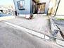 静岡市清水区梅ヶ谷　中古戸建 お車の出し入れのしやすいカースペースあり。
