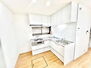 静岡市葵区平和１丁目　中古戸建 白を基調とした、清潔感のあるキッチン。収納も豊富ですっきり片付けが出来ますね。