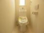 新築戸建　岡山市南区福富東ＩＩＩ 手洗いスペースが一体型のトイレ。パワフル洗浄で汚れが付きにくく、お掃除も楽々。