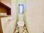 中古戸建　甲賀市水口町春日 階段横にトイレが御座います。明るいトイレです。