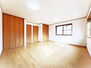 寝屋川市菅相塚町　中古戸建て 約11帖の洋室は、家族構成に合わせて間取り変更可能な2ドアワンルームです。