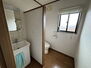 上越市大字野尻 8帖洋室内にトイレがあります。夜中に目が覚めても安心です
