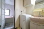 戸建　市川市大洲１丁目 2階洗面所と浴室の写真です。