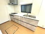 中古　町田市金森６丁目 最新のシステムキッチンに新規交換済です。新品のキッチンなのは嬉しいですね。