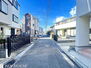 川崎市中原区上平間　戸建 前面道路含む外観・見通しの良い前面道路でお車の駐車も楽々です！