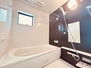 日野市西平山２丁目　戸建　１号棟 一日の疲れを癒してくれるゆったりとしたバスルームです。  