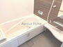 新築　平塚市南豊田２２－１期　１号棟 保温に特化したシステムバスはお風呂のお湯が冷めにくいだけでなく、床にもこだわります。冬でもヒヤッとせずに快適です。