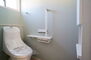 新築戸建　岐阜市森東ＩＩ　Ａ号棟　全１棟区 節水省エネ仕様の暖房便座付きシャワートイレを採用しました。