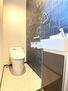 中古戸建 モノトーンで清潔感のあるトイレ！ペーパーホルダが2つに手洗い場もありくつろげる事間違いなし♪