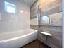 苫編　中古戸建 バスルームには小窓が付いており、空気の入れ替えに便利！