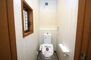 泉佐野市日根野 トイレ内もフルリフォームで一新。便器や温水洗浄便座も新調済みです。