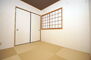 泉佐野市日根野 和室は光沢のあるシャープなクロスに張替え、おしゃれな半帖畳も新調しました。