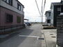中古戸建　岡崎市北本郷町字野添 大通り沿いではないため、車通りも多くなく安心できる近隣道路です。対向車がきてもすれ違える広さがございます。