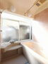 相模原市緑区町屋 大きな窓のある浴室は明るく開放感があります。