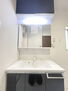 川越市並木２期　新築　　全９棟 三面鏡が嬉しい洗面化粧台です。 