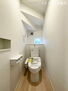 新築戸建　愛荘町長野第８ ■1階トイレウォシュレット機能付きのトイレです！フチなし形状でお手入れもラクラク♪窓もあるので、換気もバッチリですね！！