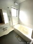 蟹江町西之森９丁目　中古一戸建て 大型のバスタブのある浴室です。程よい採光も期待でき、日中のバスタイムも楽しめそうですね。